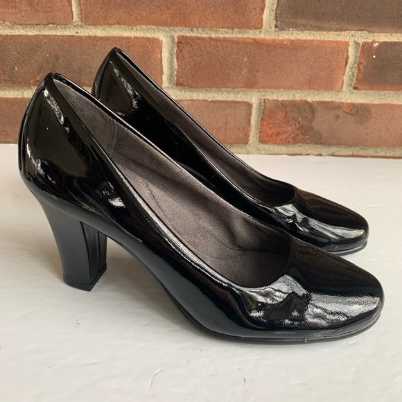 aerosoles black patent pumps